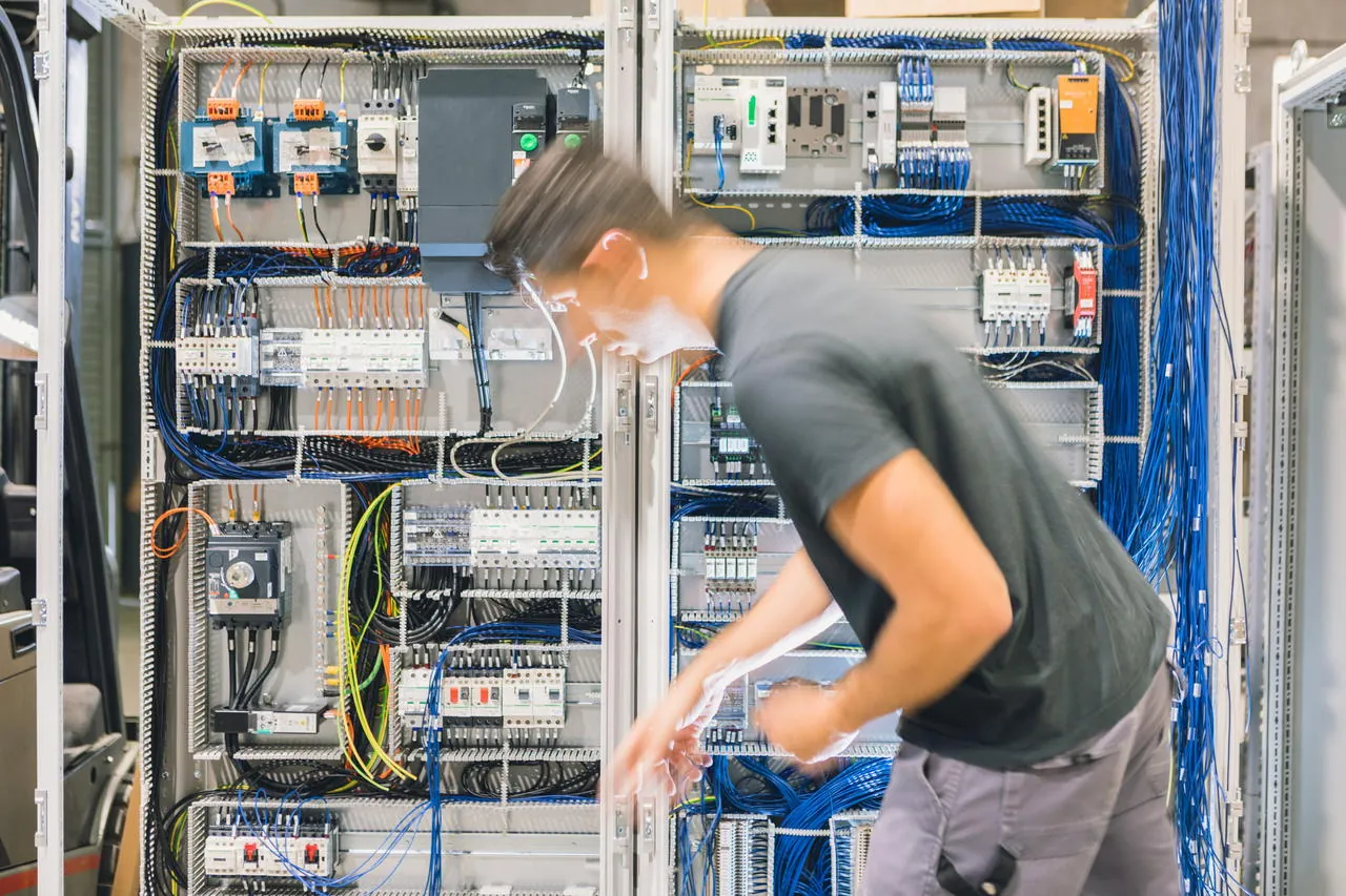 Cableado ordenado en armario eléctrico de una máquina