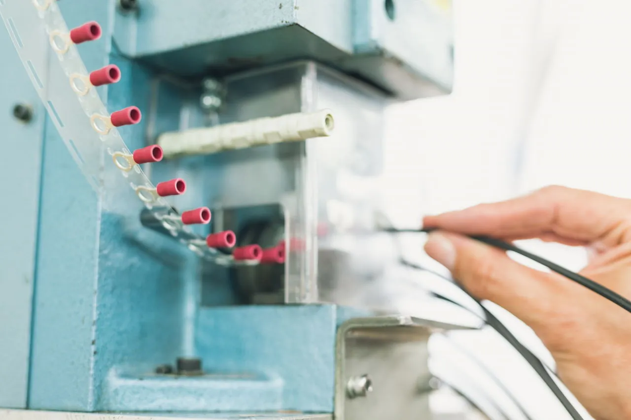 Máquina de inserción automática de terminales