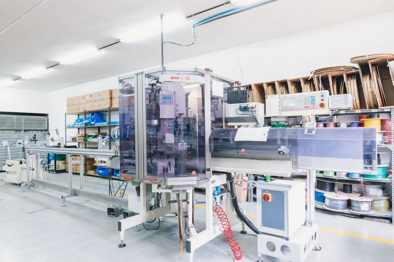 Máquina automática de corte, desforre e inserción de terminales